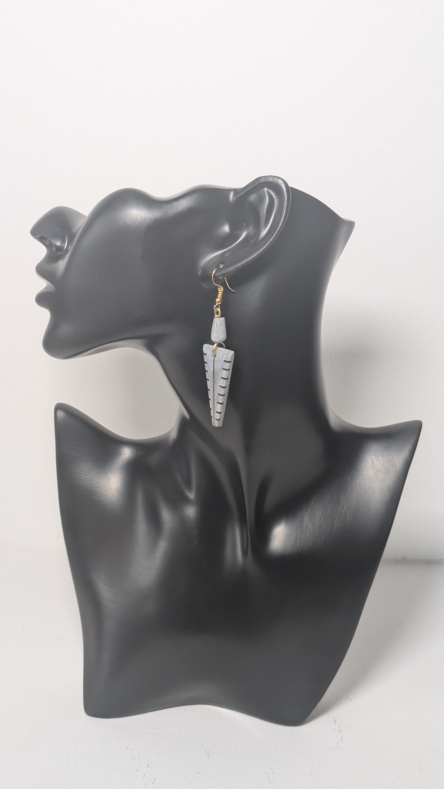 Ohrringe aus gefärbten Knochen mit Messingeinlage