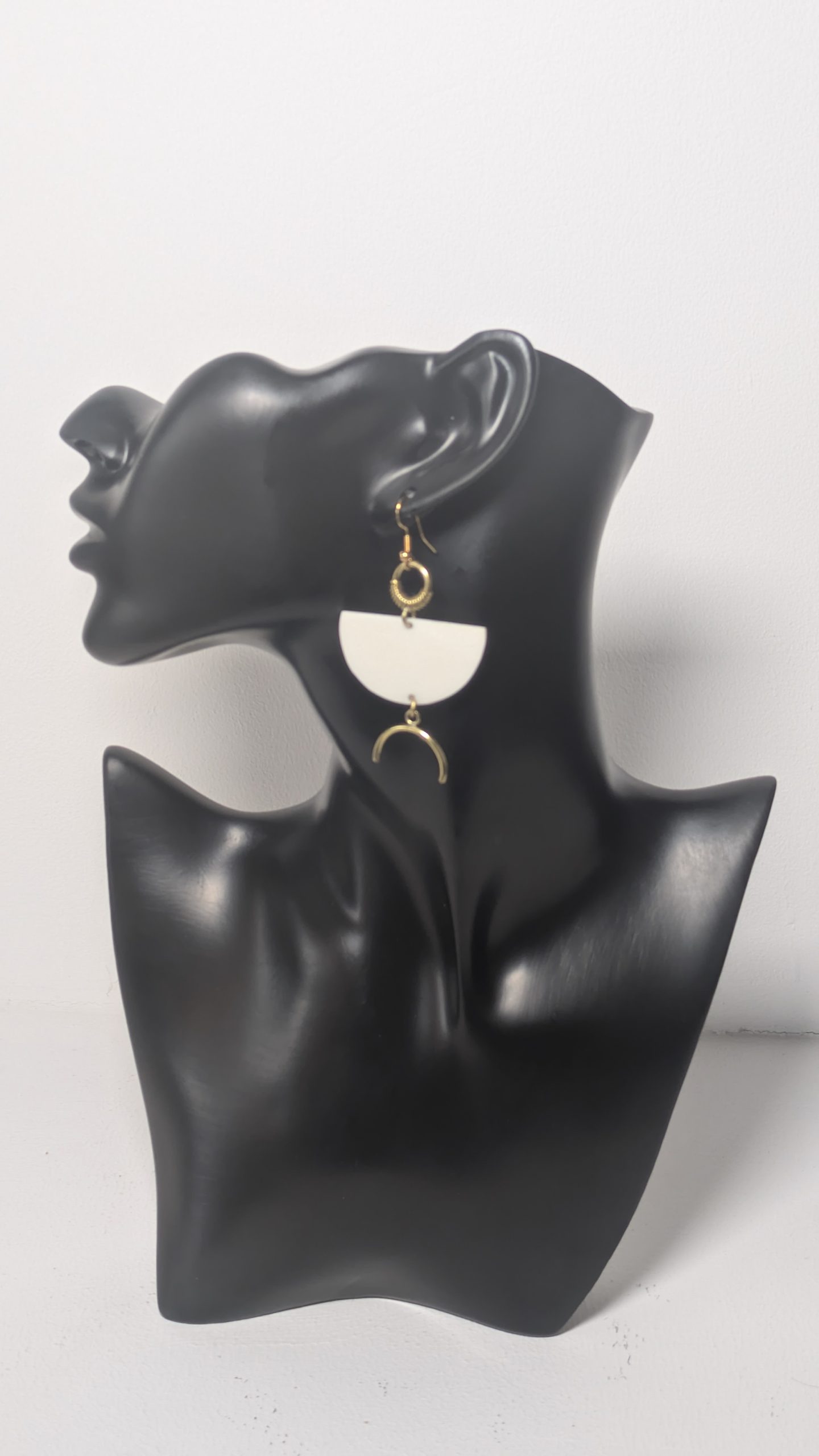 Messingohrringe mit poliertem weißem Knochenanhänger