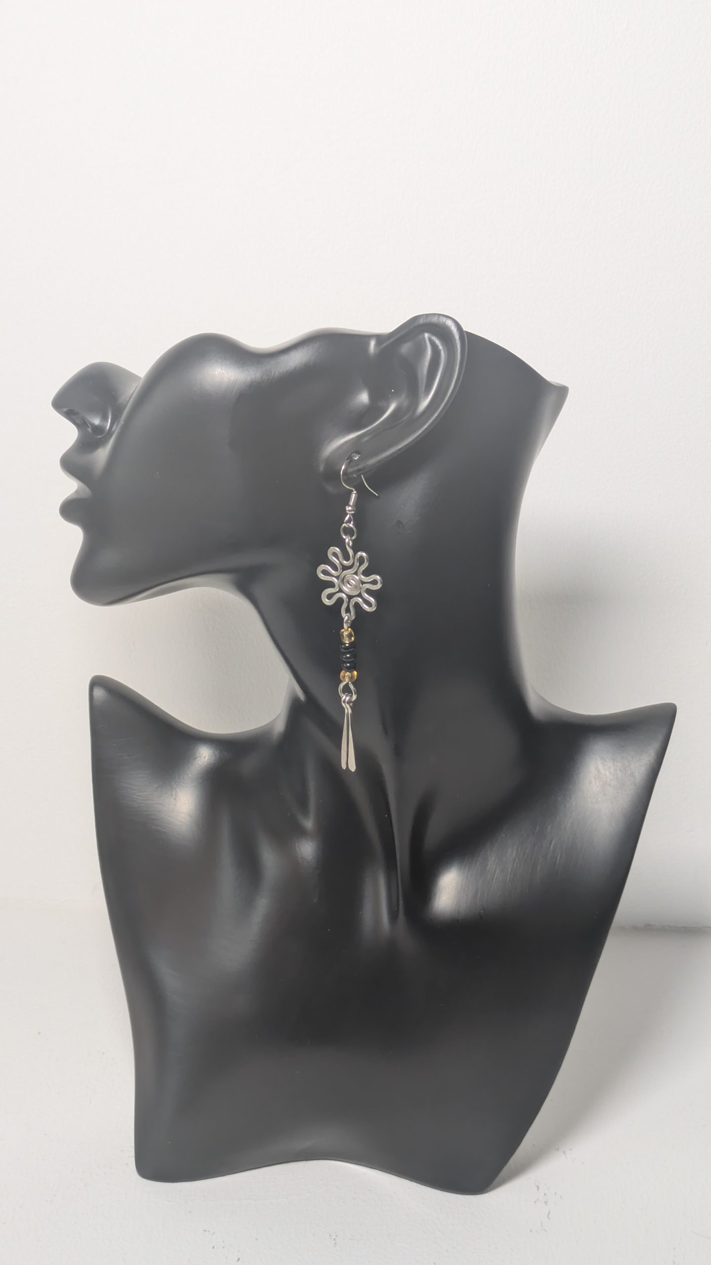 Ohrringe mit Blumen Design und Zierelementen