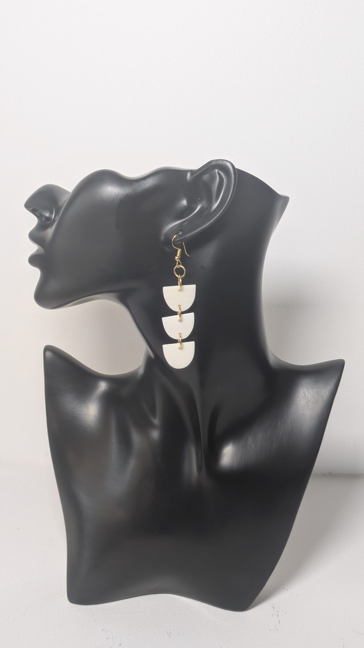 weiße Ohrringe mit Messing Elementen