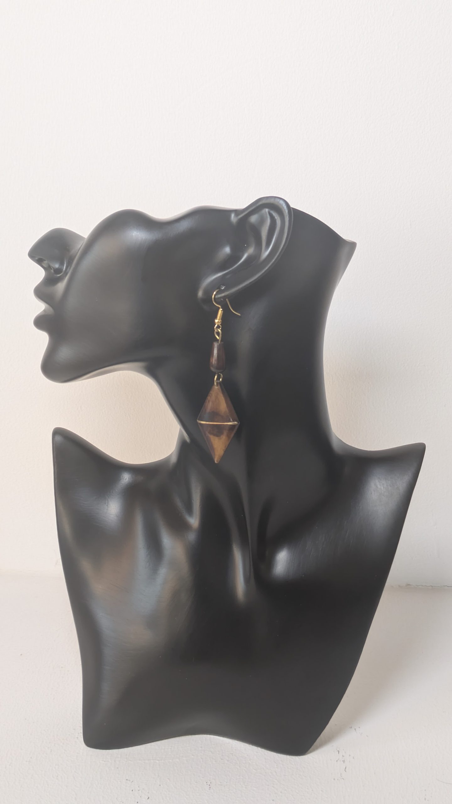 Ohrringe aus poliertem Knochen mit filigranen Messingeinlagen