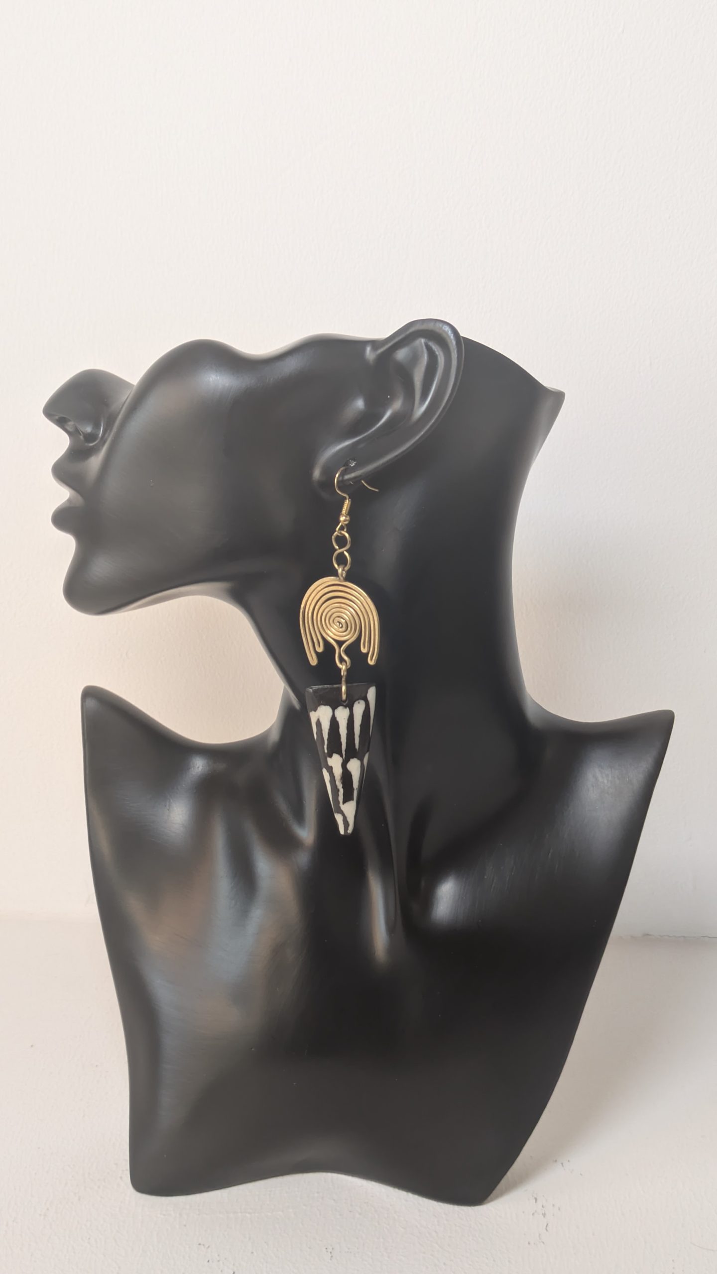 Ohrringe mit Messing Spiralen und poliertem Anhänger