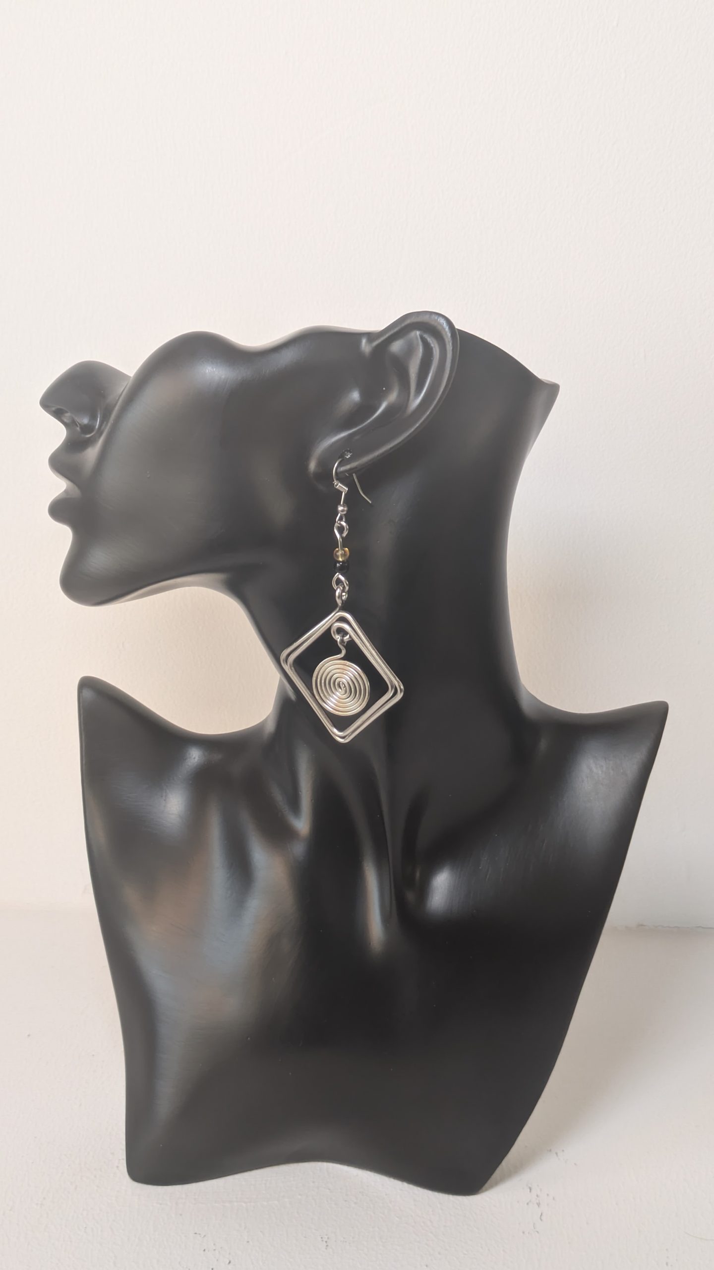 Ohrringe mit Spiral Design Element und Rocailles Perlen