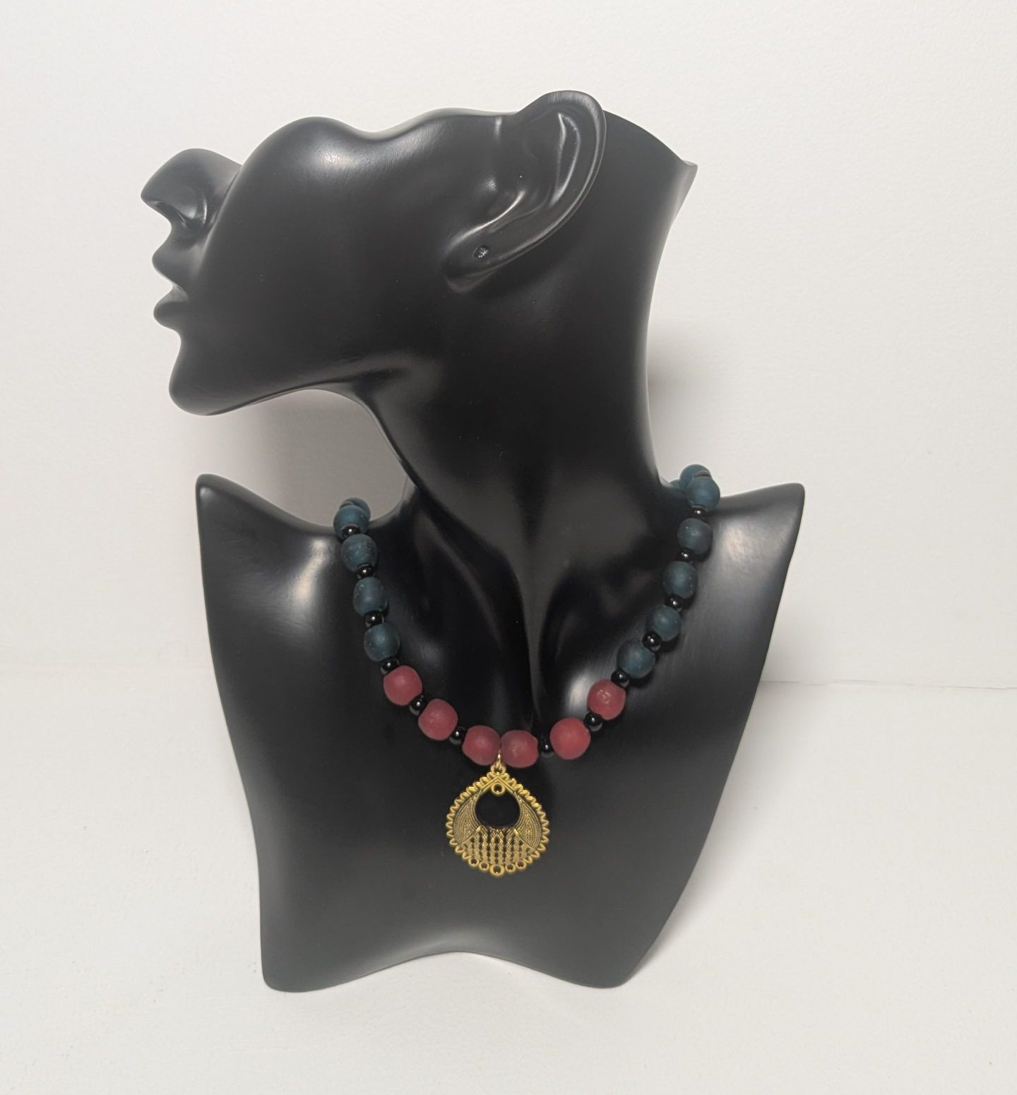 Halskette aus Glasperlen mit Anhänger